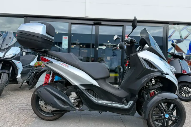 Piaggio MP3 300 (2023)