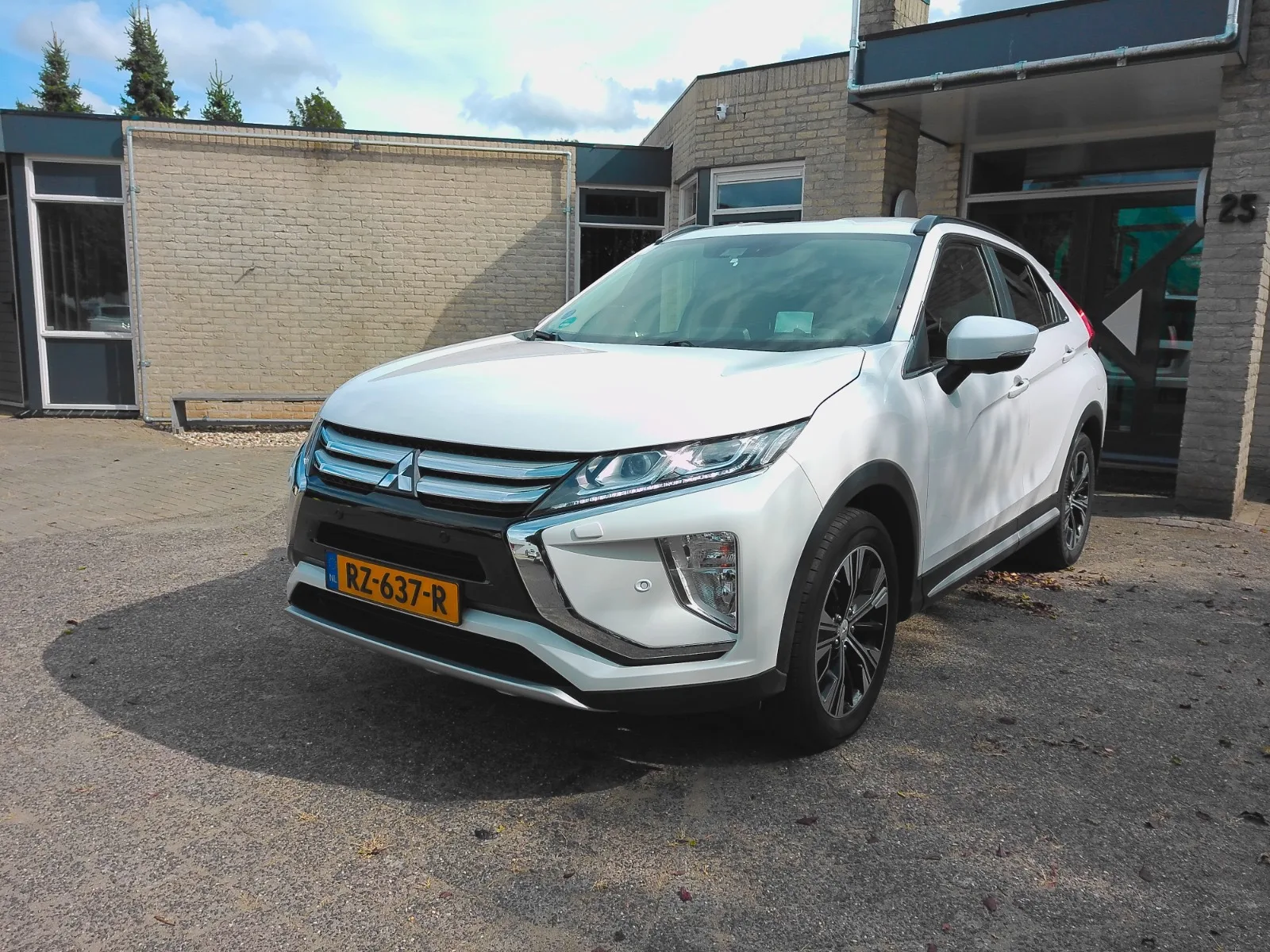 Mitsubishi Eclipse Cross (2018) — foto 1