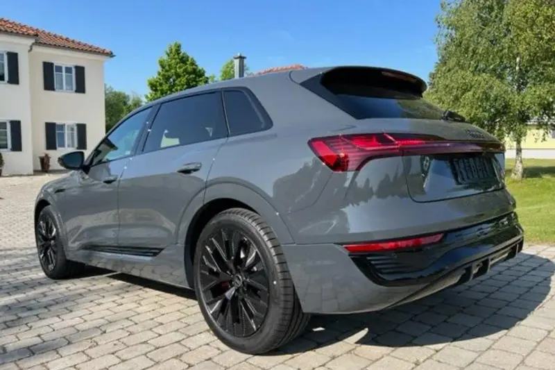 Audi Q8 e-tron (2023)