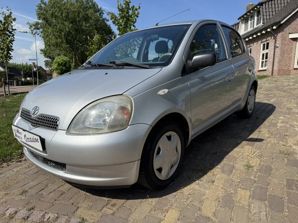 Toyota Yaris (2000) — foto 1