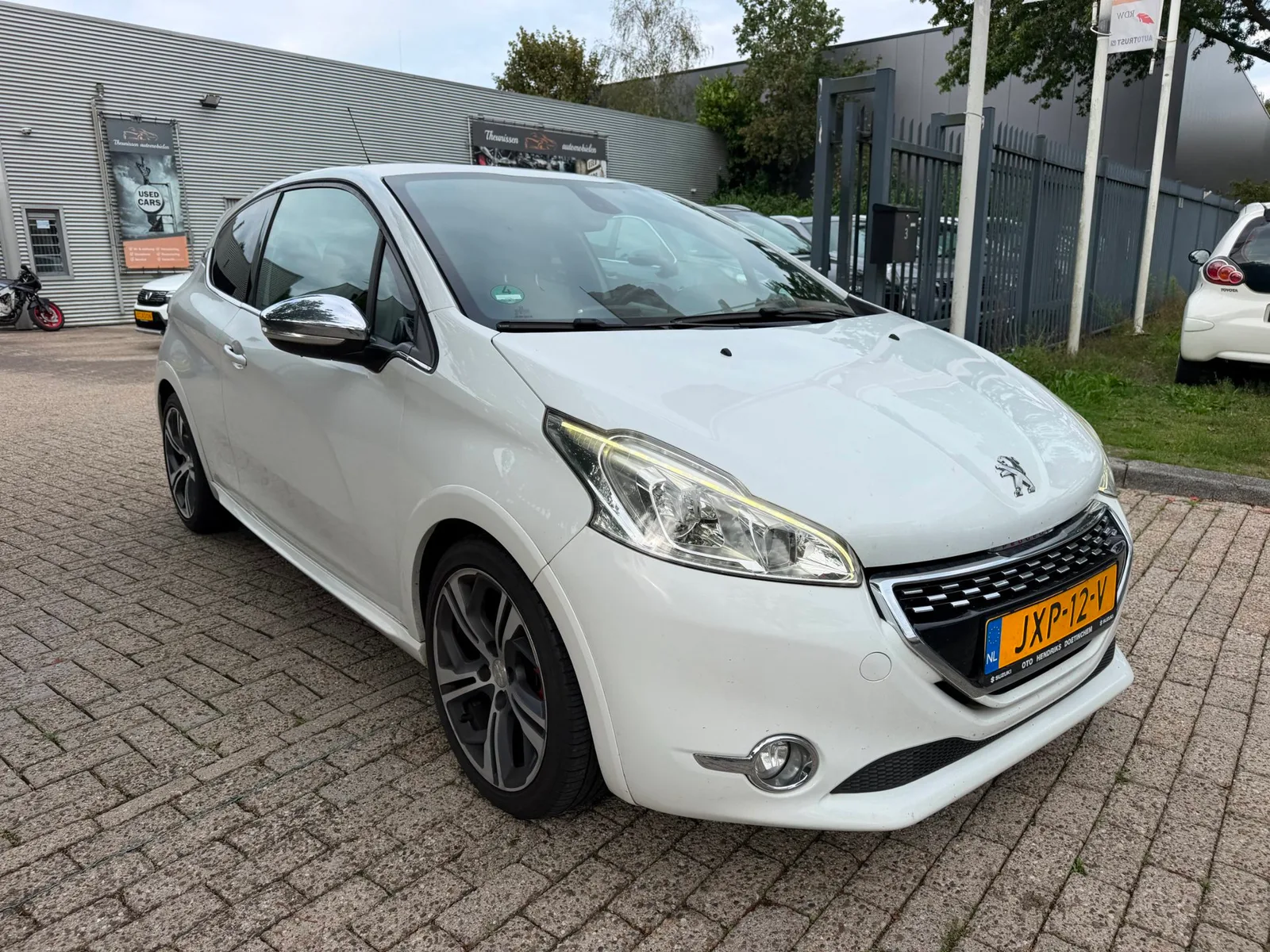 Peugeot 208 (2015) — foto 1