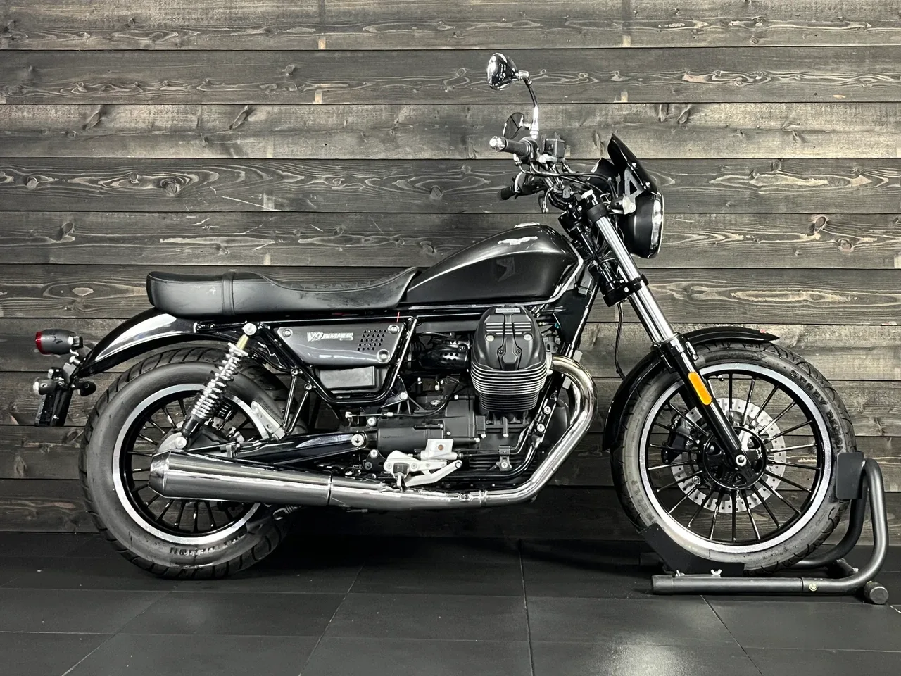 Moto Guzzi V9 Roamer (2018) — foto 1