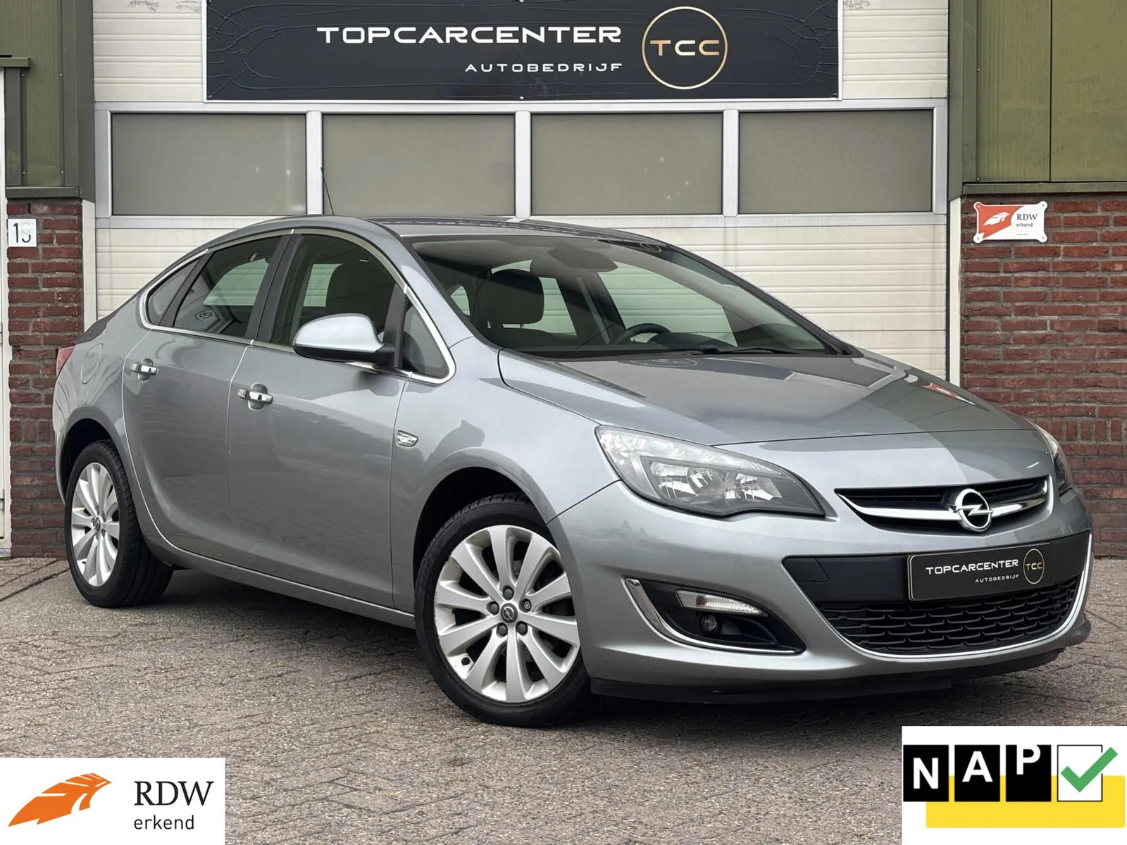 Opel Astra (2013) — foto 1