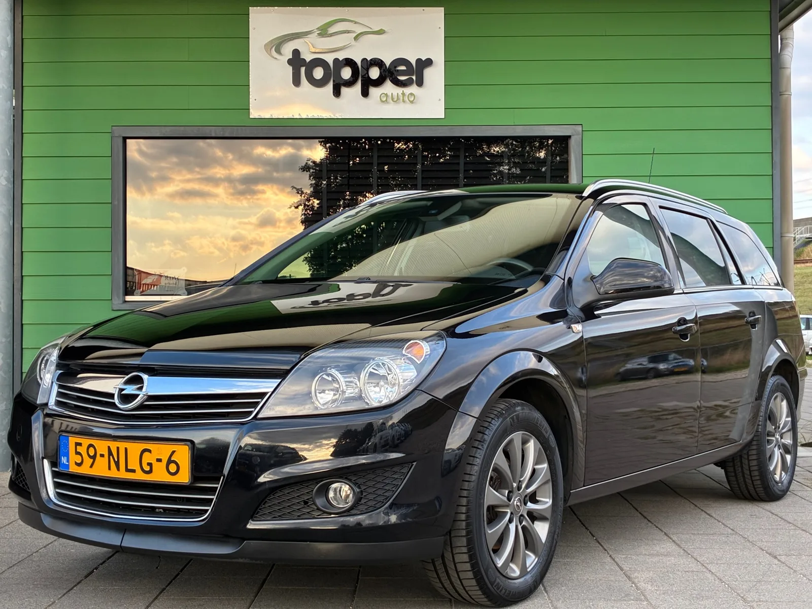 Opel Astra (2010) — foto 1