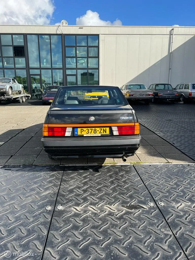 Alfa Romeo 75 (1989) — foto 1