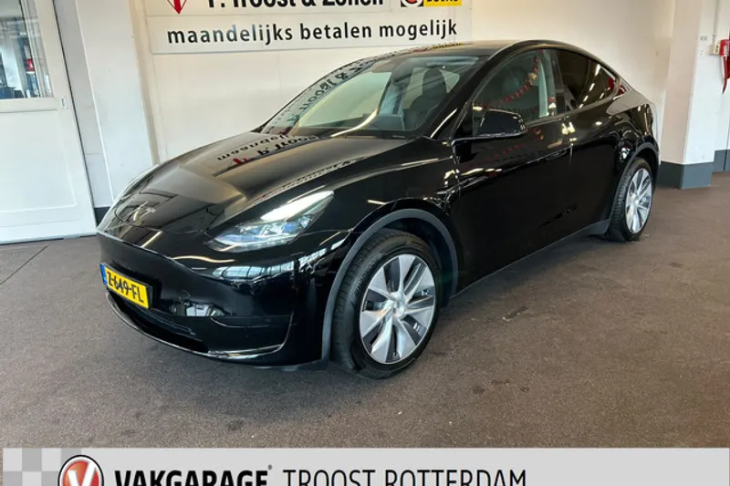 Tesla Model Y (2024)