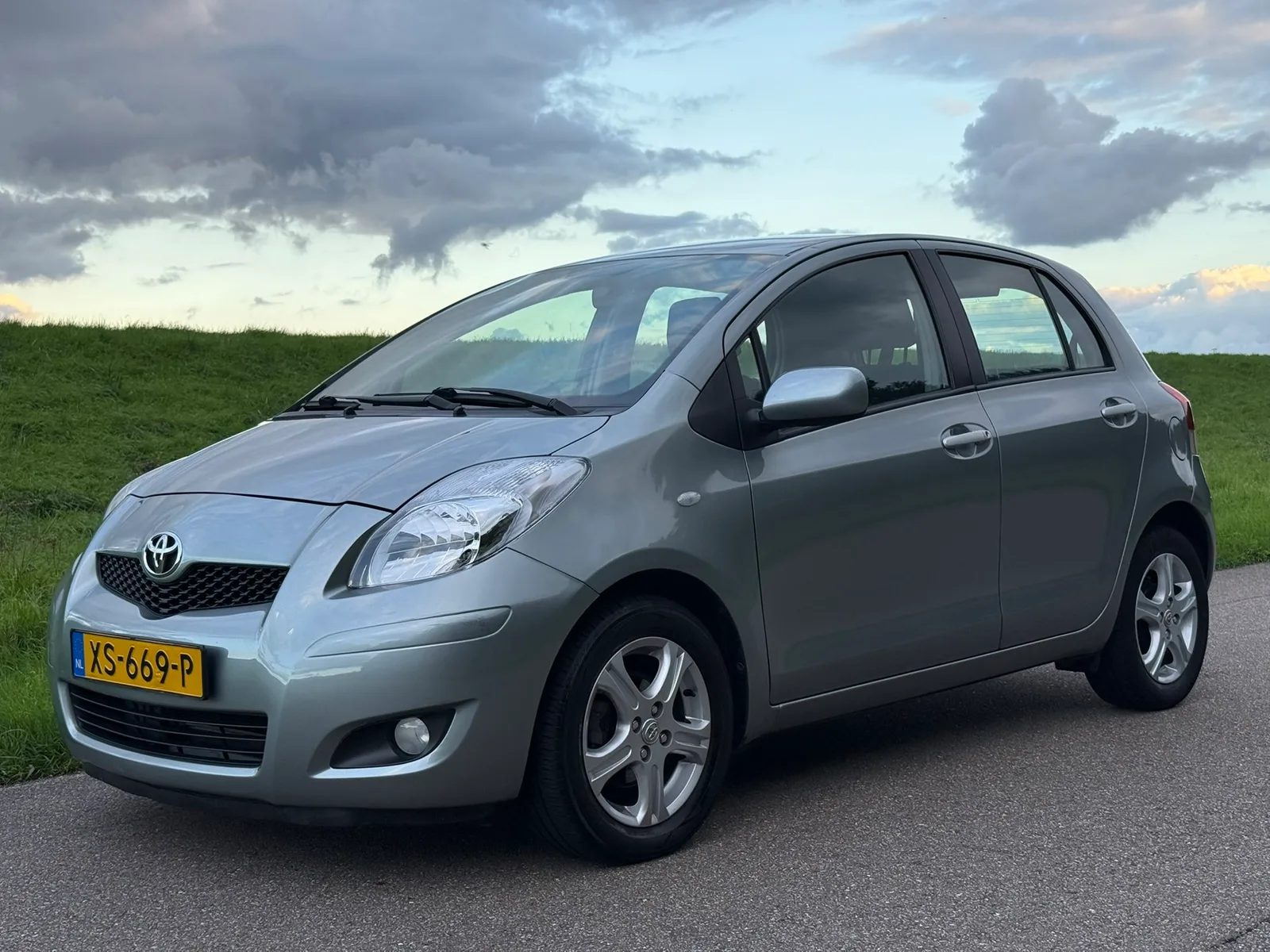 Toyota Yaris (2011) — foto 1