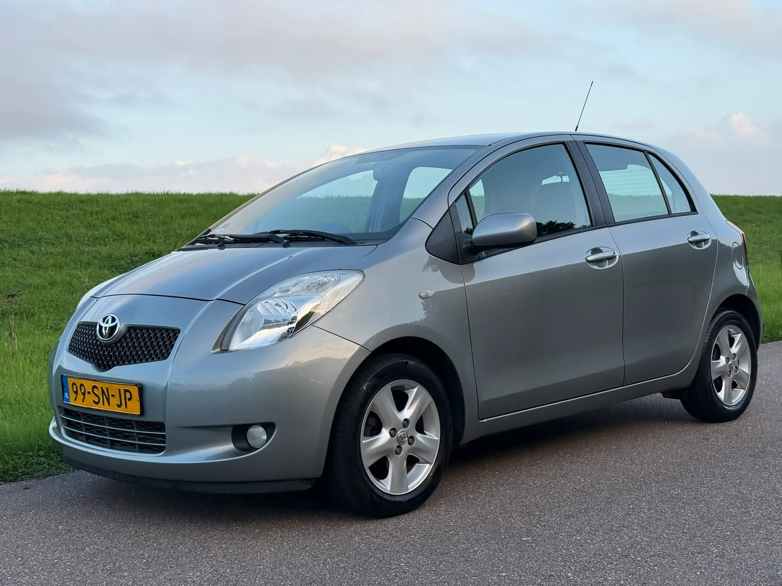 Toyota Yaris (2006) — foto 1
