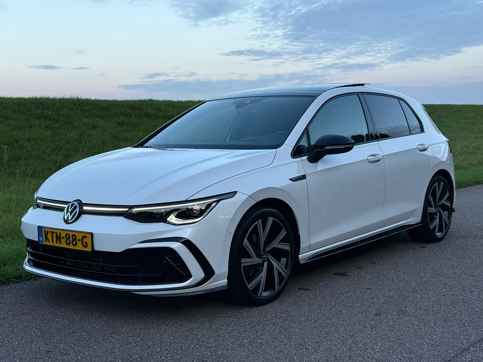 Volkswagen Golf (2022) — foto 1