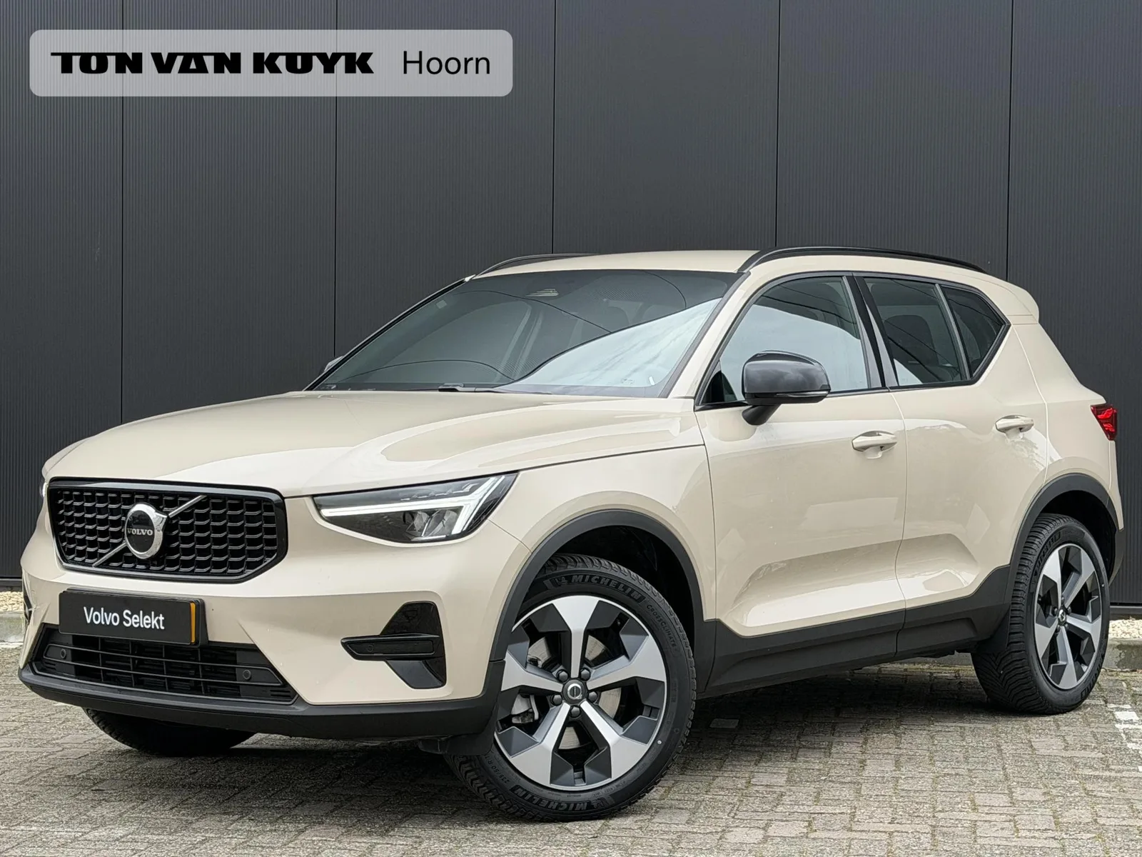 Volvo XC40 (2025) — foto 1