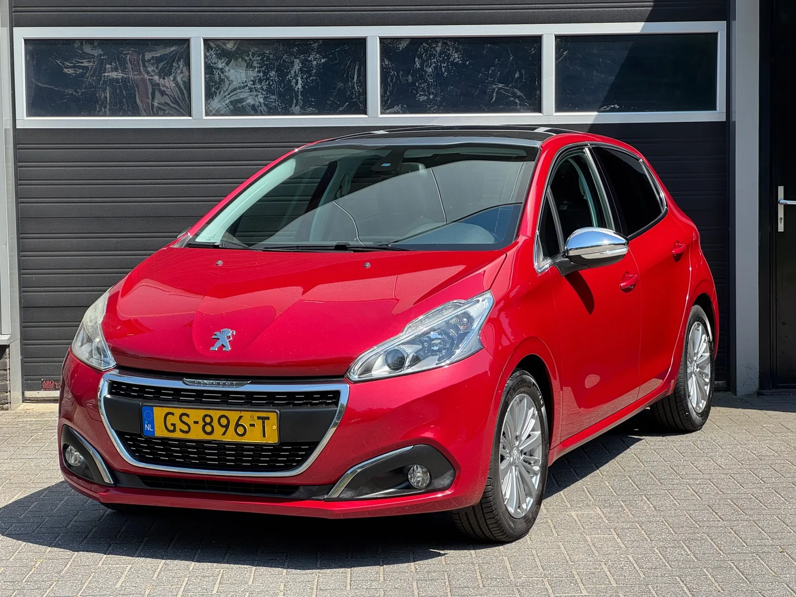 Peugeot 208 (2015) — foto 1