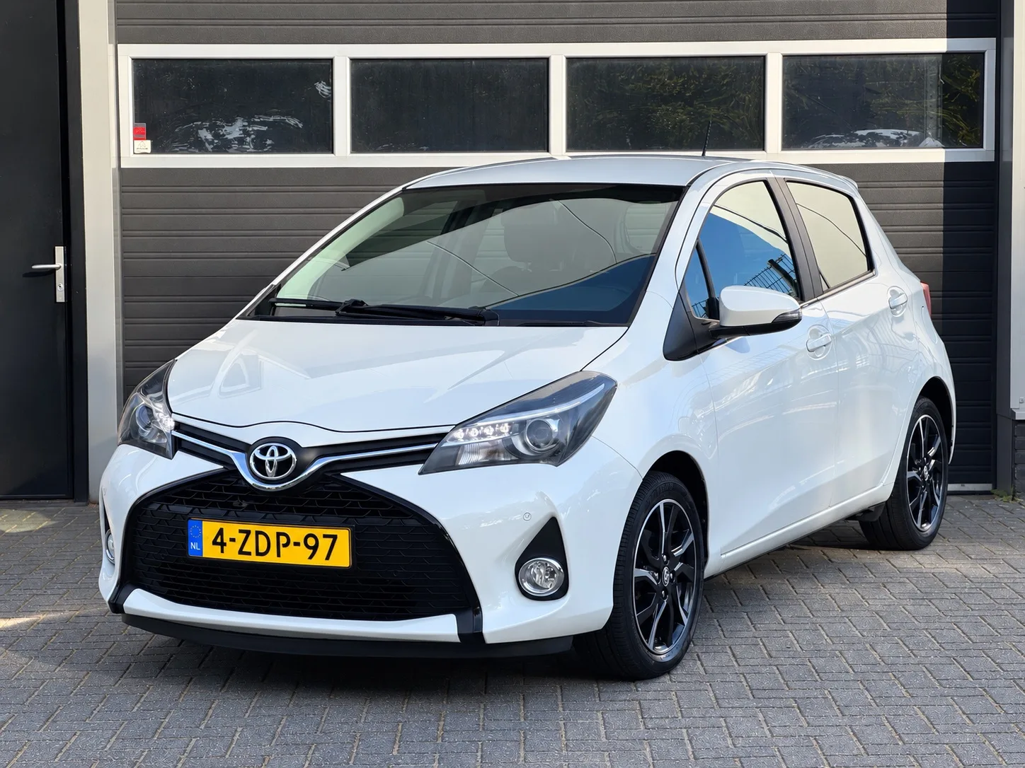 Toyota Yaris (2015) — foto 1