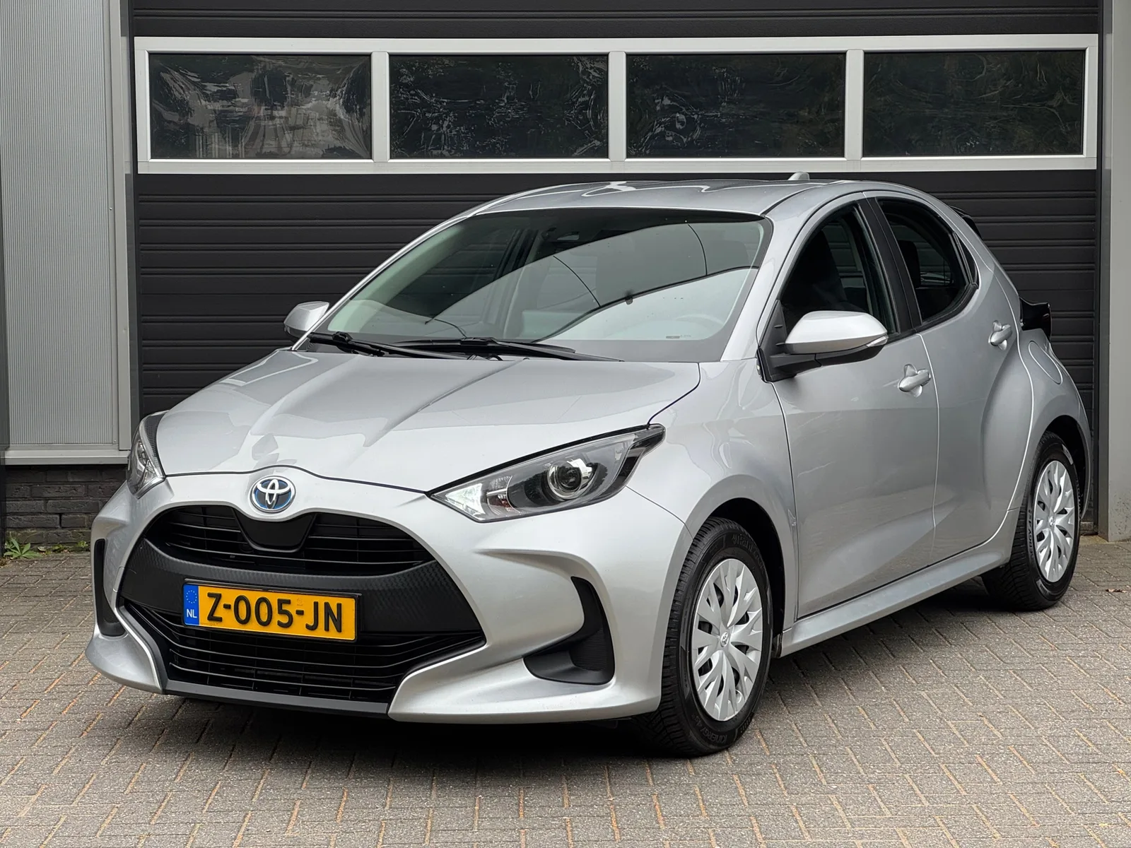 Toyota Yaris (2023) — foto 1