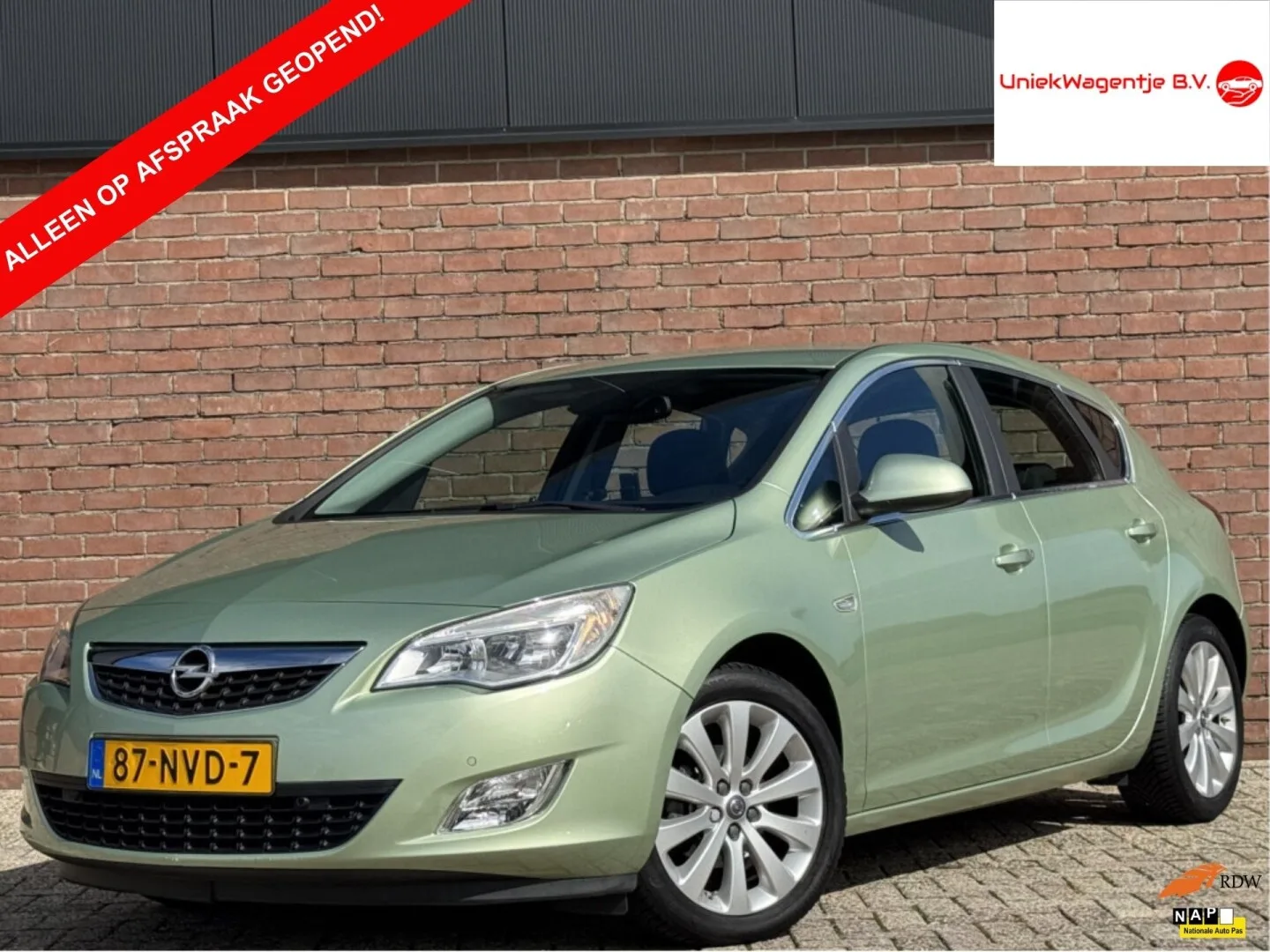 Opel Astra (2010) — foto 1