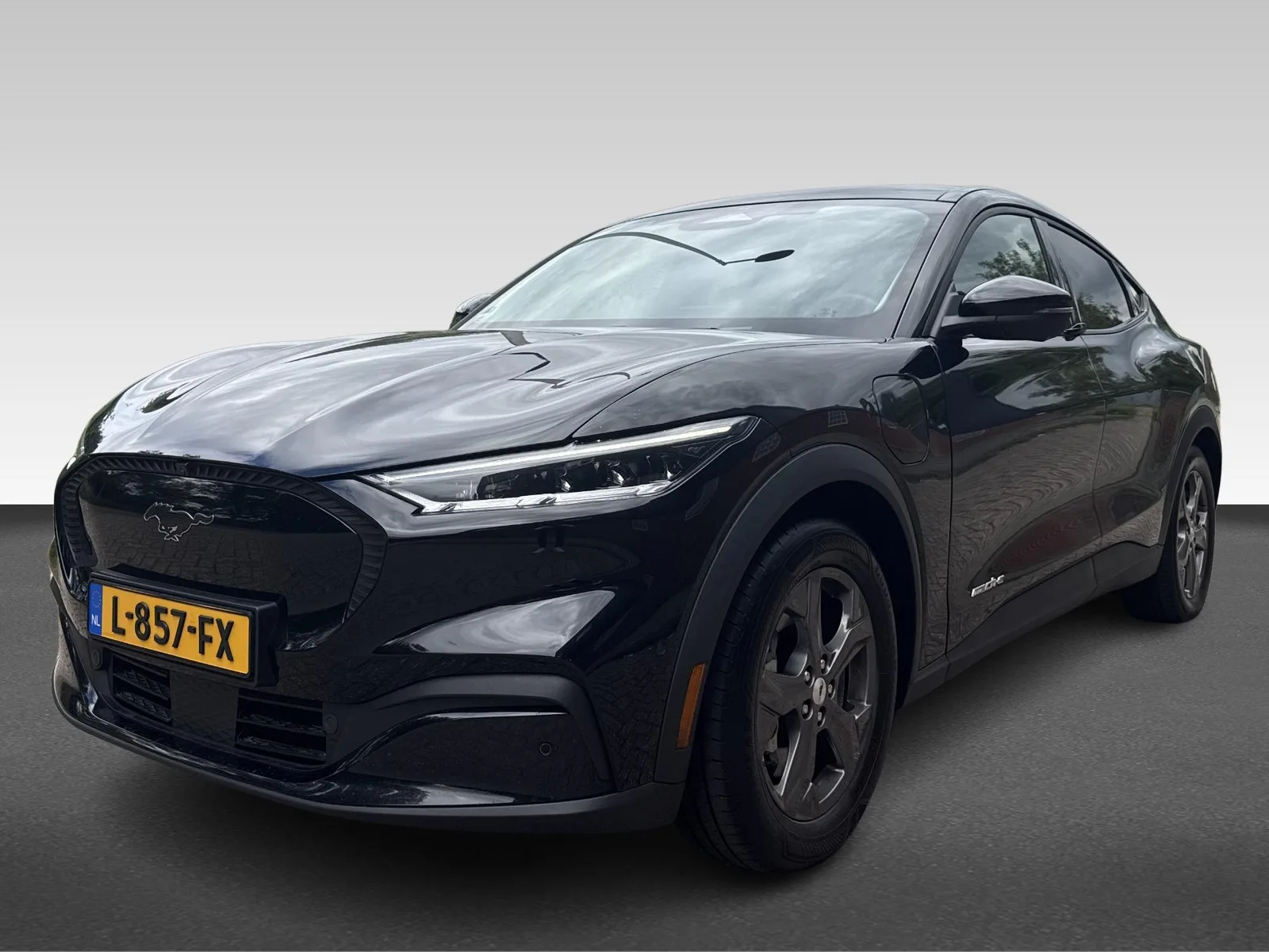 Ford Mustang Mach-E (2021) — foto 1