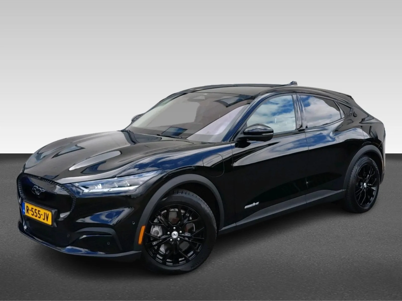 Ford Mustang Mach-E (2022) — foto 1