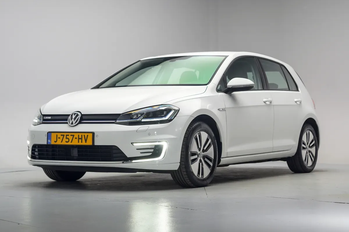 Volkswagen Golf (2020) — foto 1