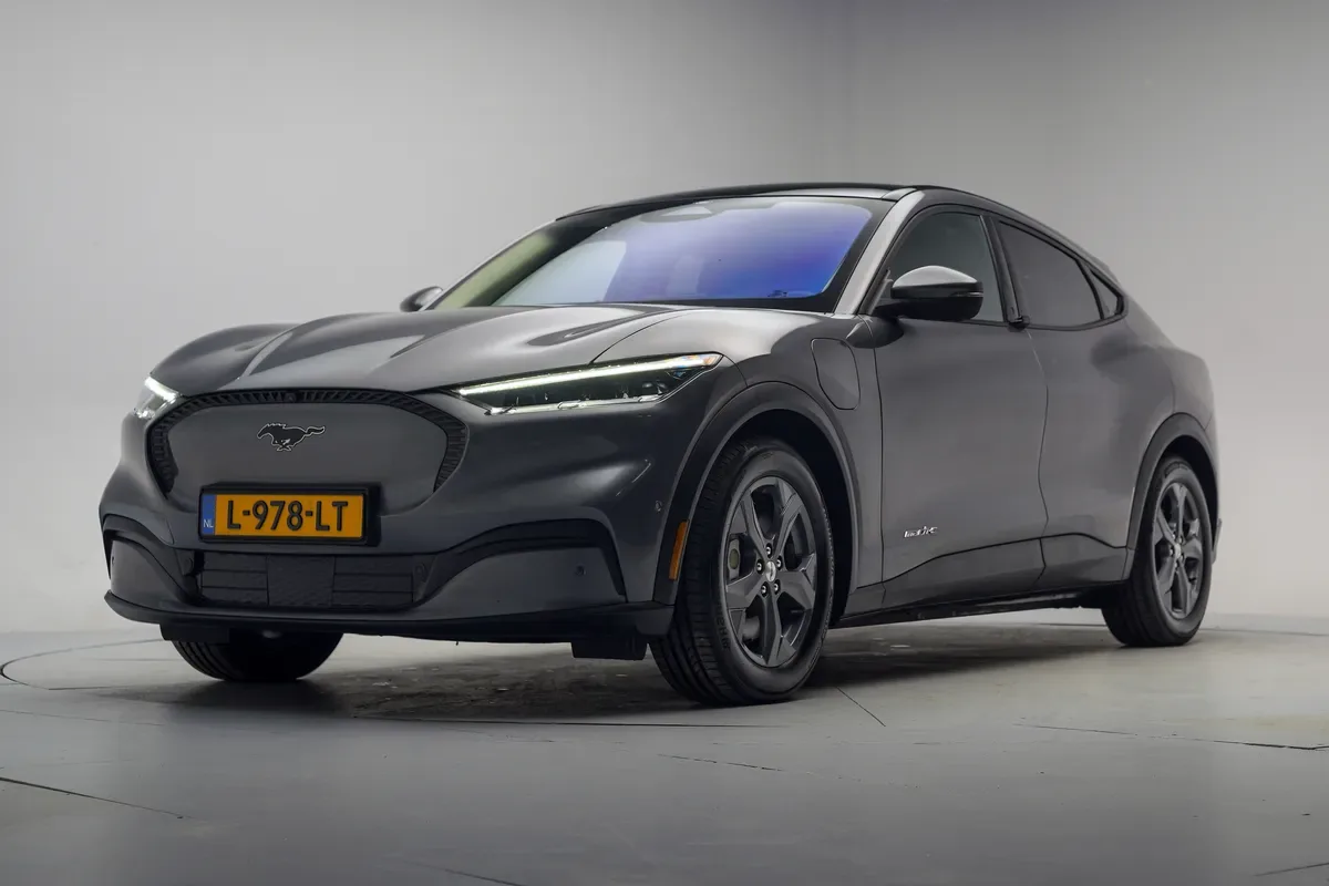 Ford Mustang Mach-E (2021) — foto 1