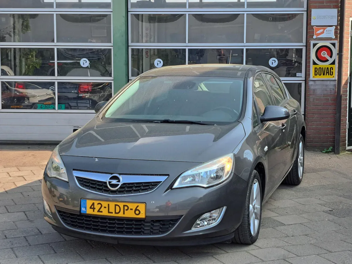 Opel Astra (2010) — foto 1