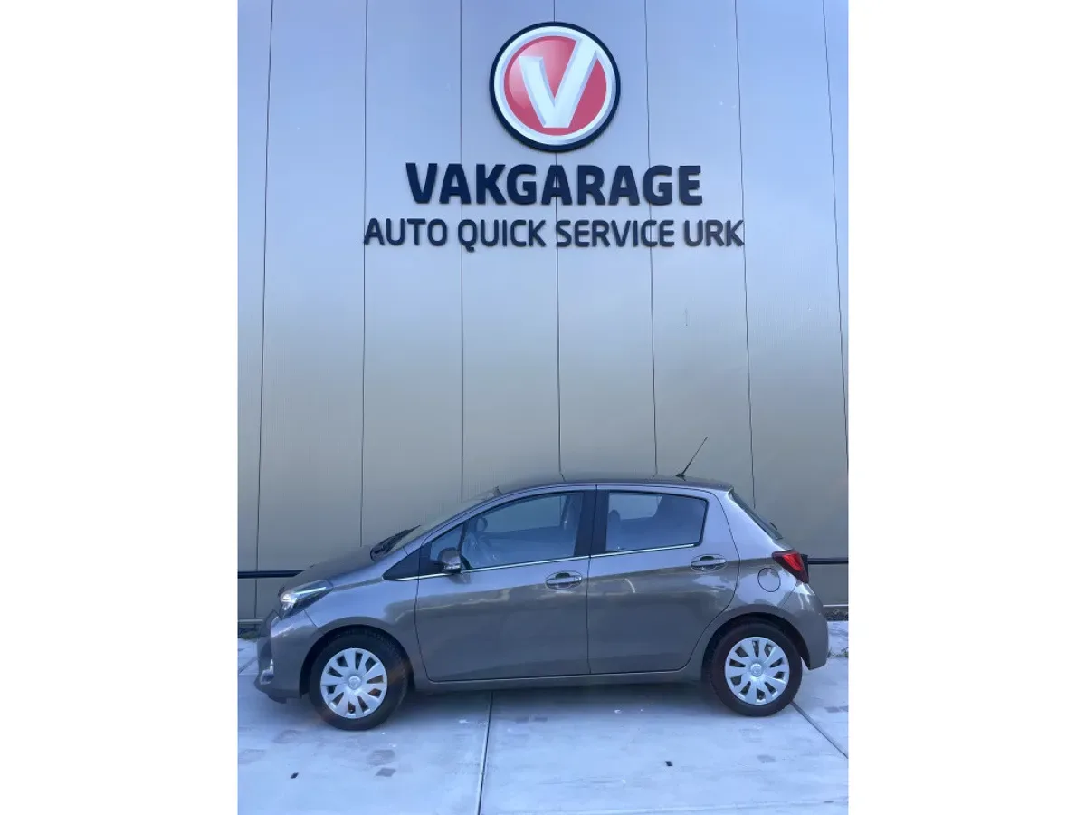 Toyota Yaris (2017) — foto 1