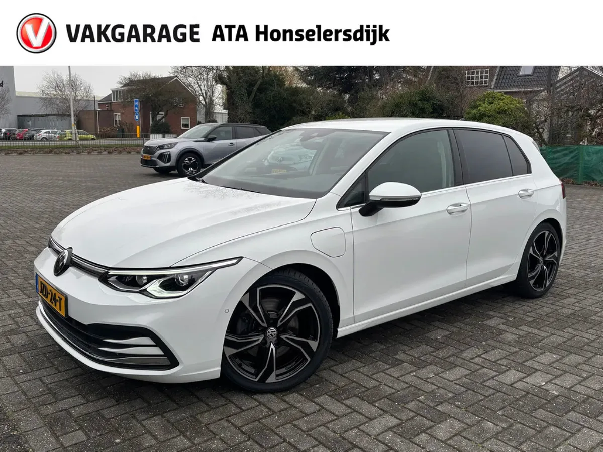 Volkswagen Golf (2022) — foto 1
