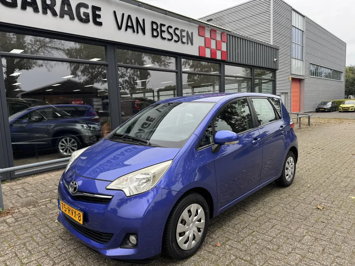 Toyota Verso (2011) — foto 1