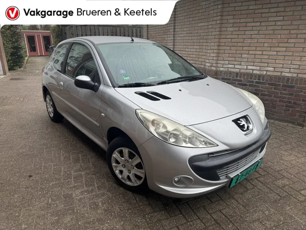 Peugeot 206 (2011) — foto 1