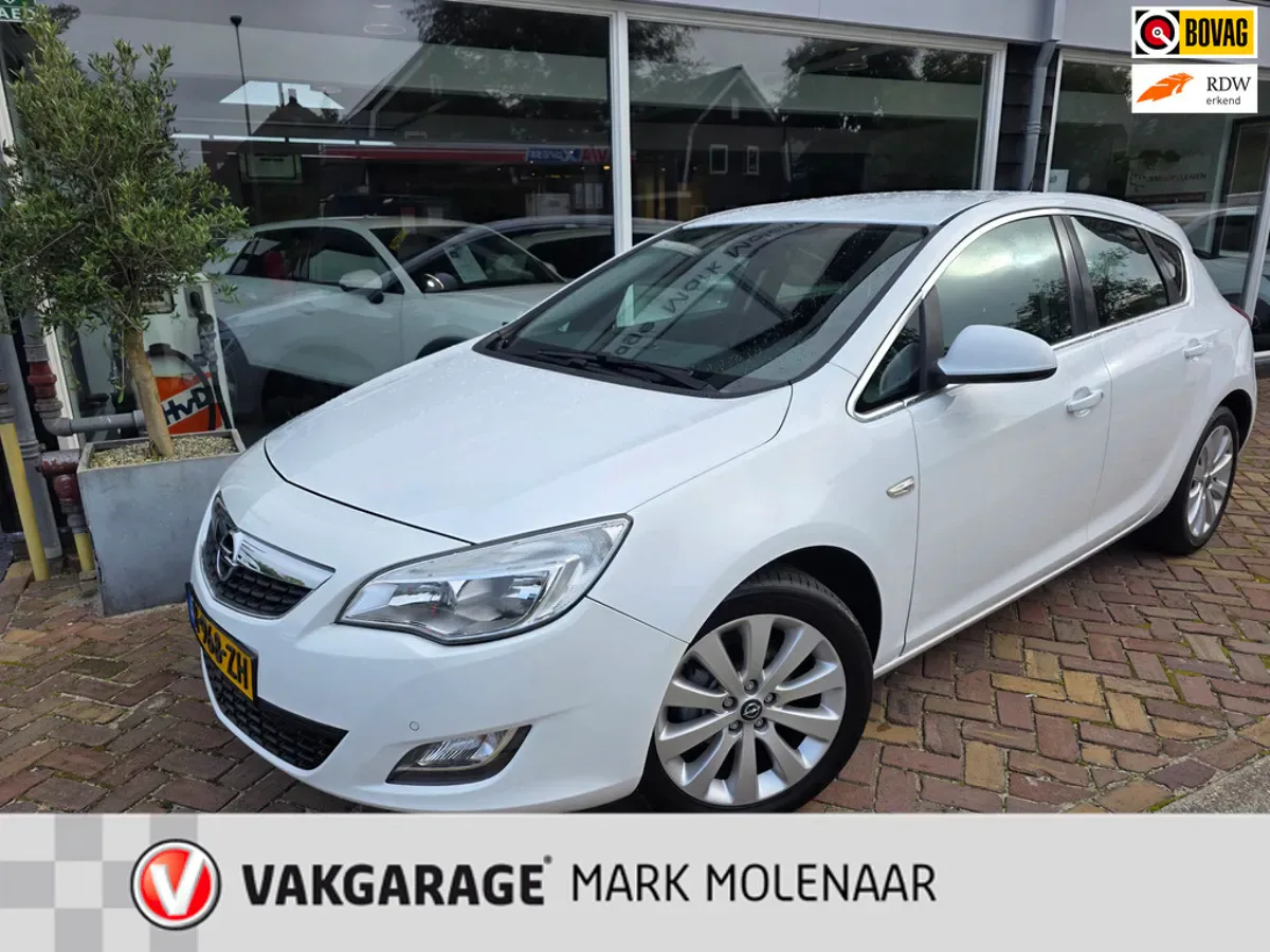 Opel Astra (2010) — foto 1