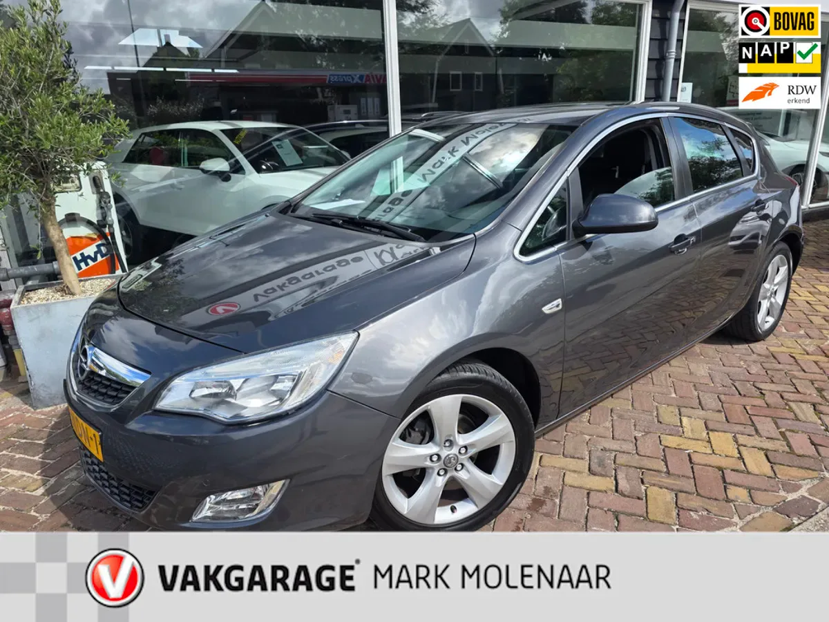 Opel Astra (2010) — foto 1