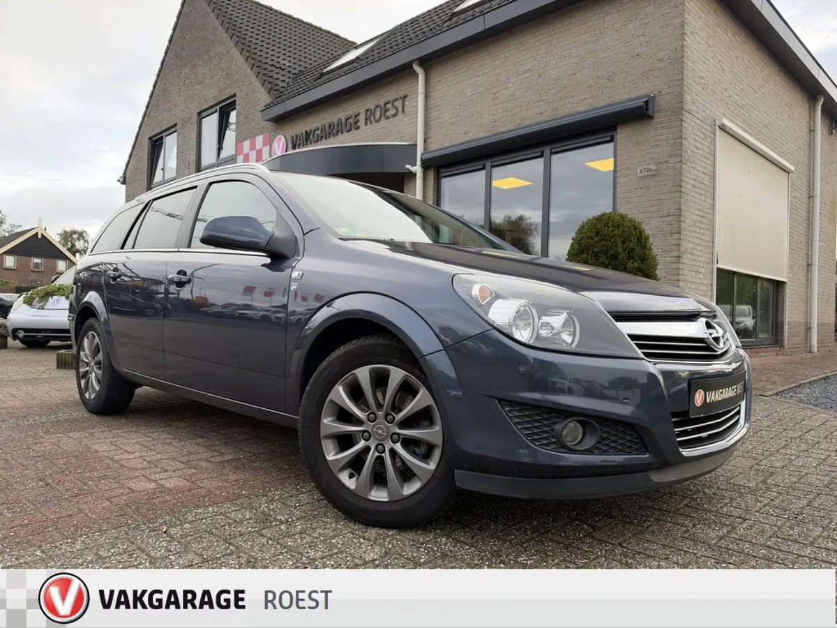 Opel Astra (2010) — foto 1