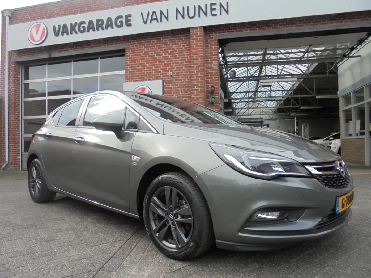 Opel Astra (2019) — foto 1