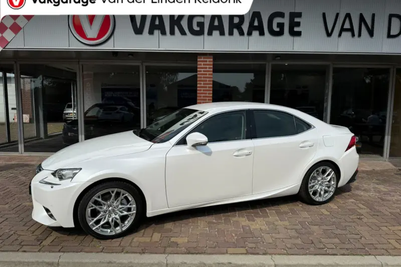 Lexus IS (2016)