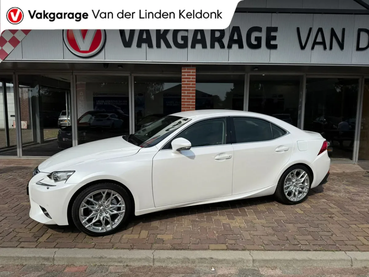 Lexus IS (2016) — foto 1