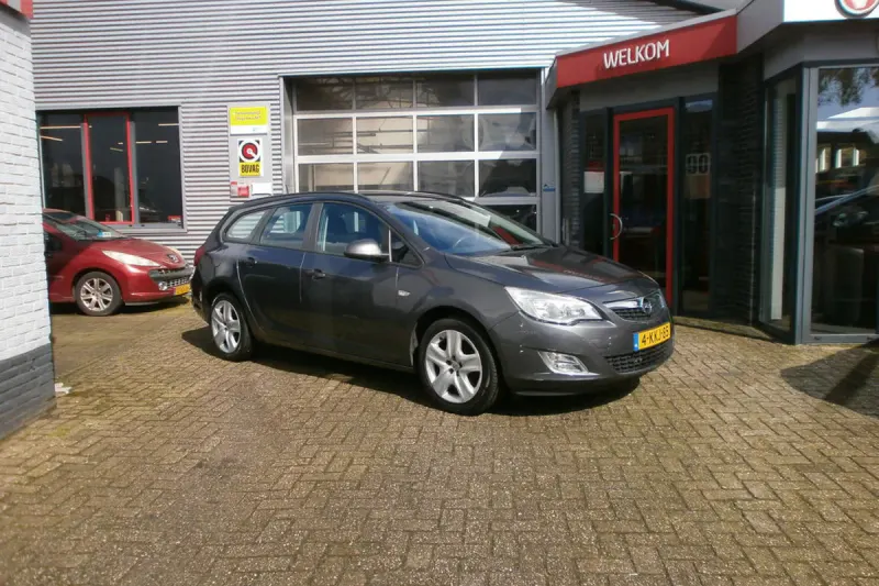 Opel Astra (2011)