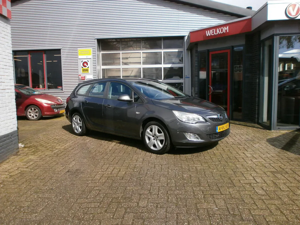 Opel Astra (2011) — foto 1