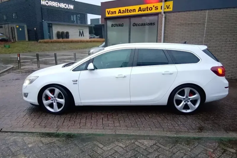 Opel Astra (2011)