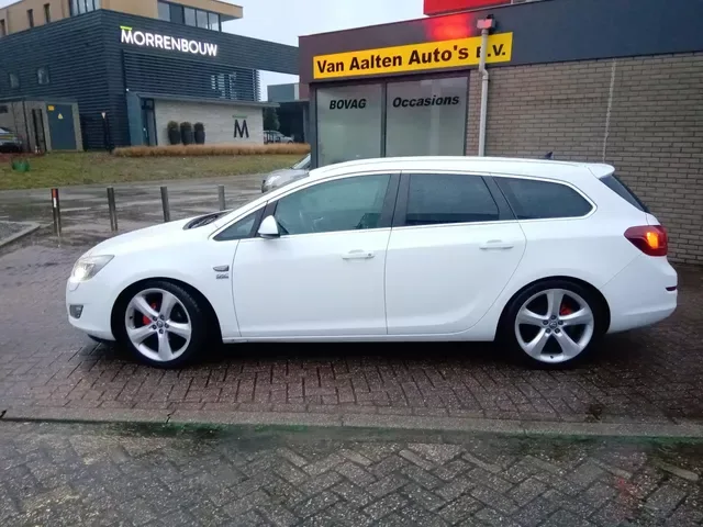 Opel Astra (2011) — foto 1