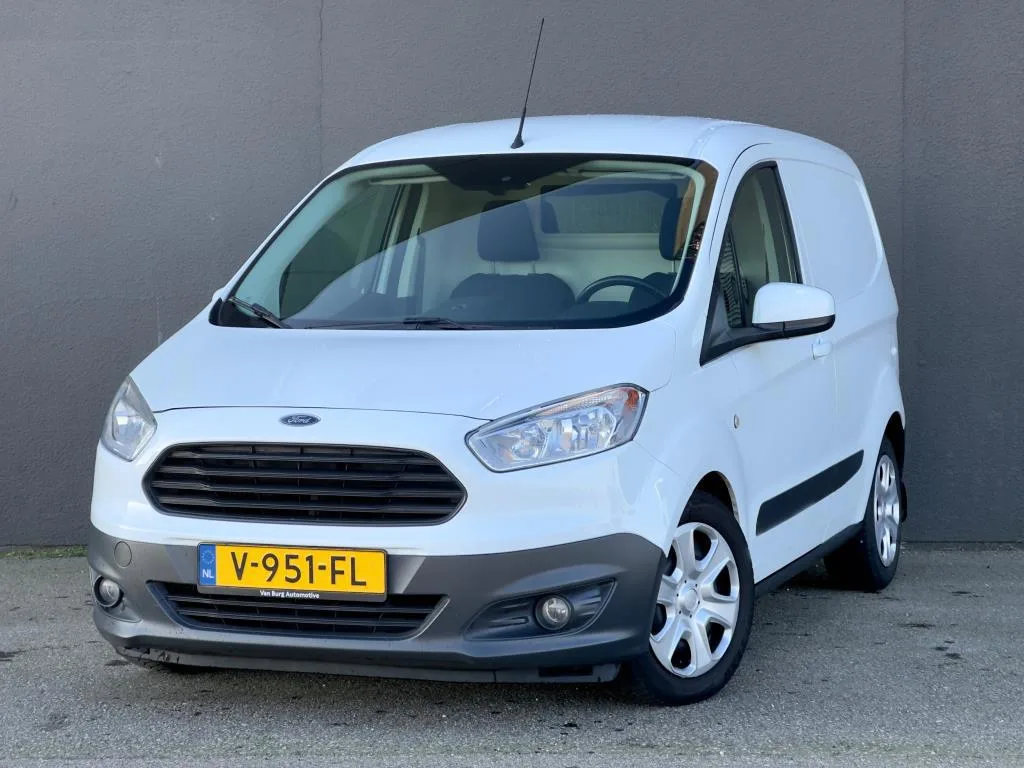 Ford Transit Courier (2017) — foto 1