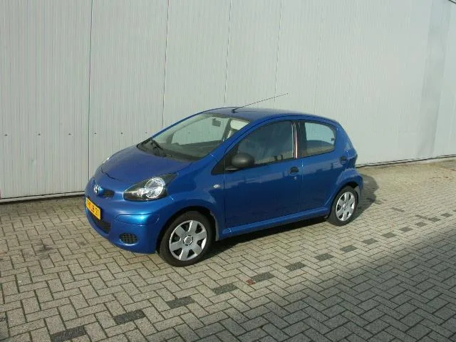 Toyota Aygo (2011) — foto 1