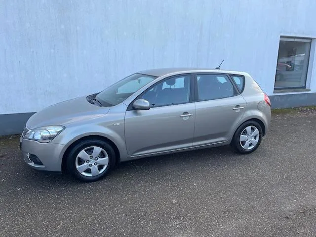 Kia Ceed (2010) — foto 1