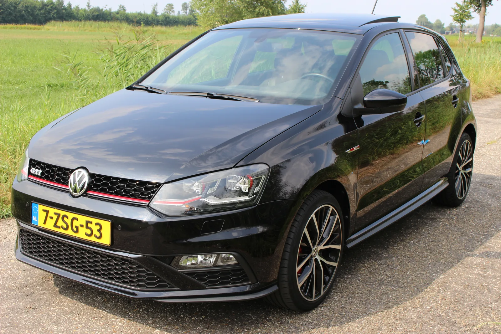 Volkswagen Polo (2015) — foto 1