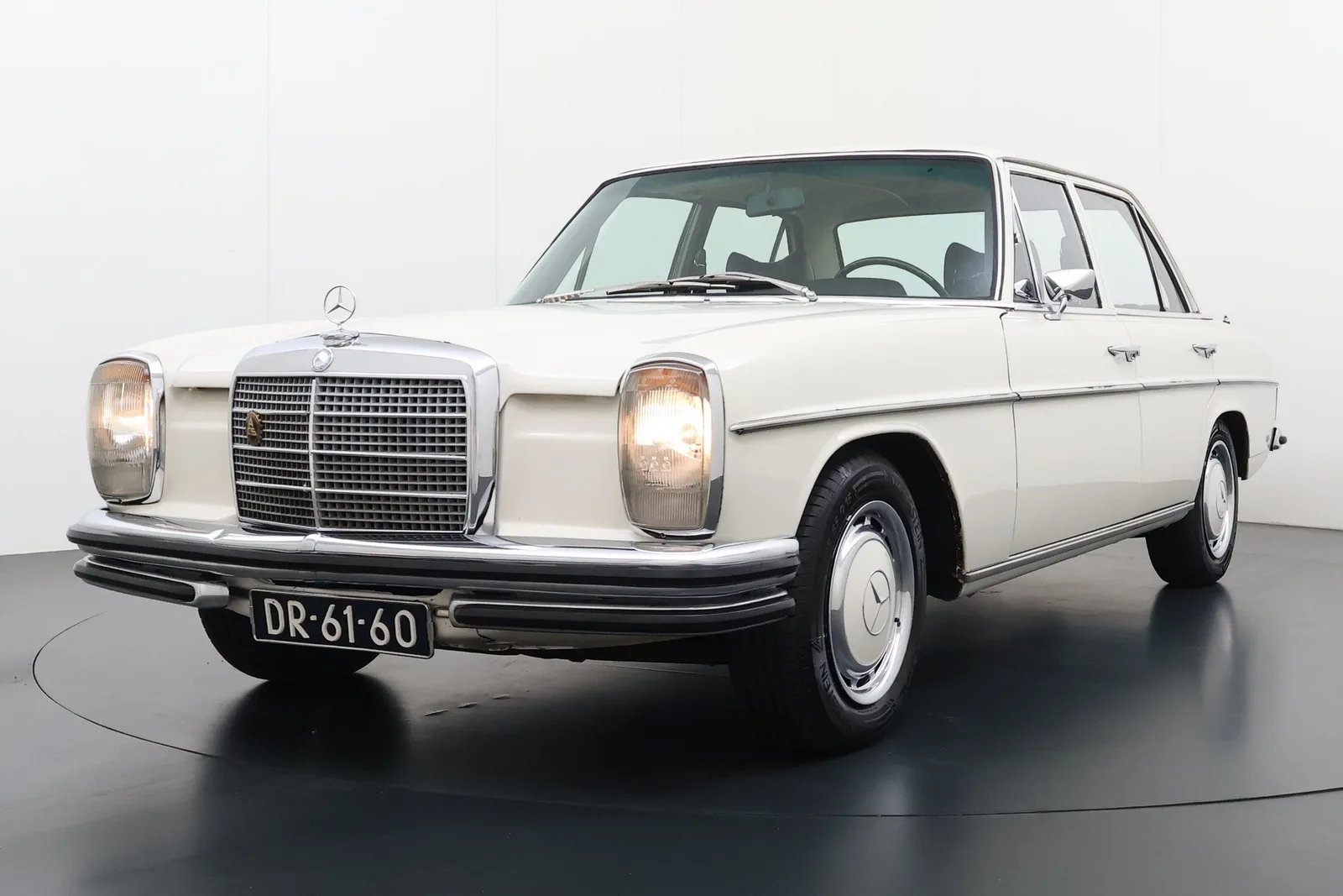 Mercedes-Benz 200-Serie (1972) — foto 1