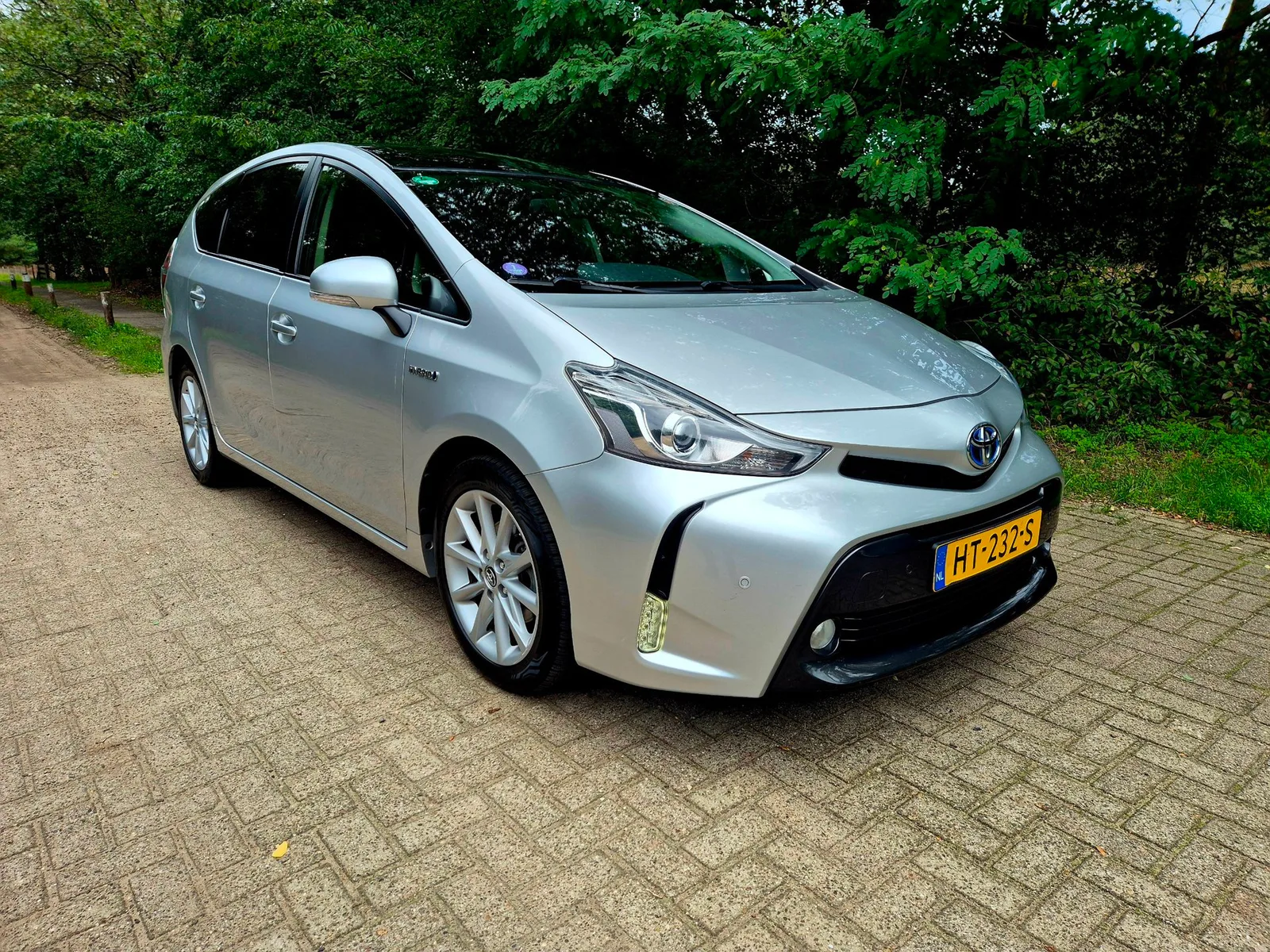 Toyota Prius Wagon (2016) — foto 1