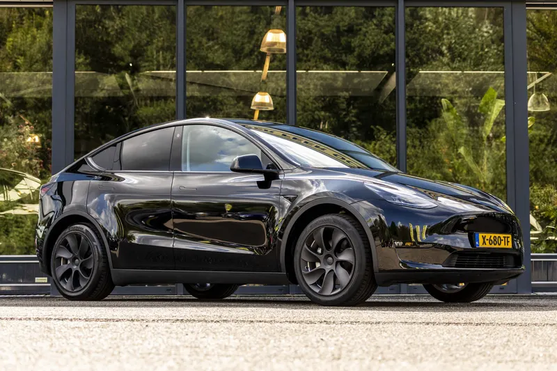 Tesla Model Y (2024)