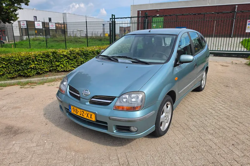 Nissan Almera Tino (2002)
