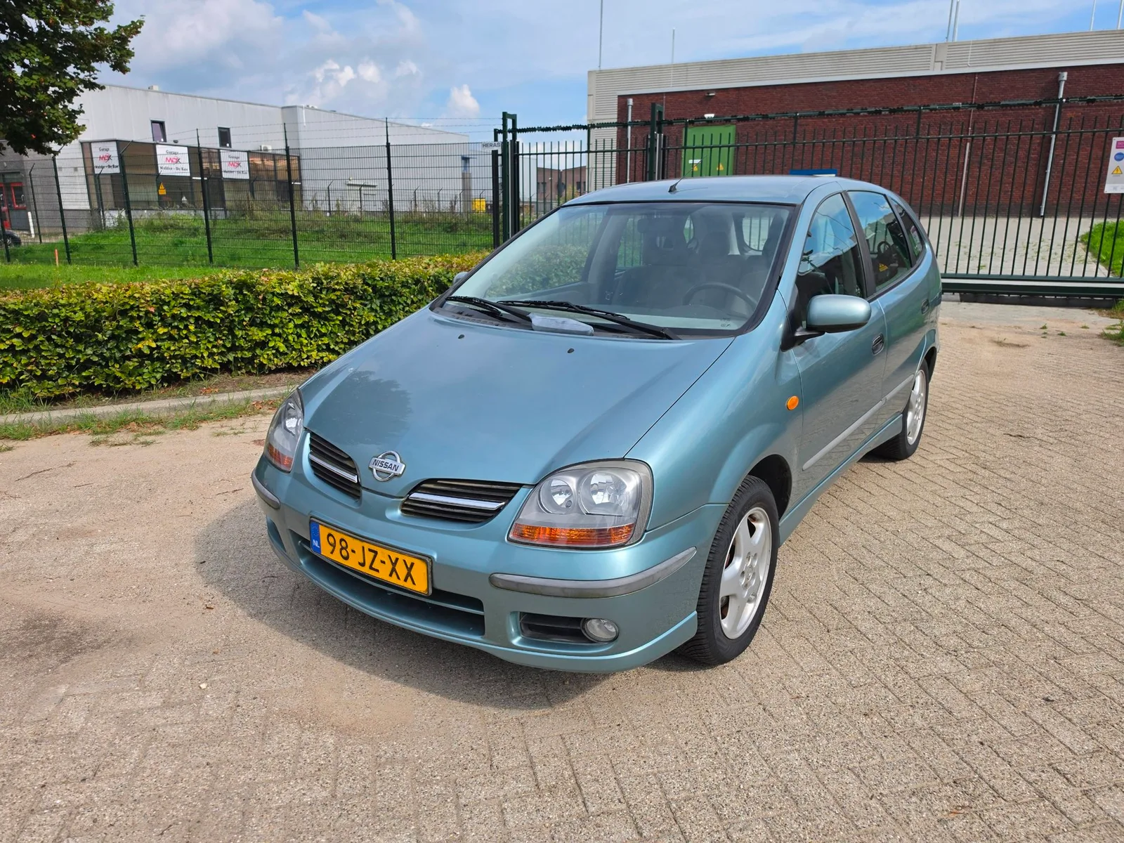 Nissan Almera Tino (2002) — foto 1