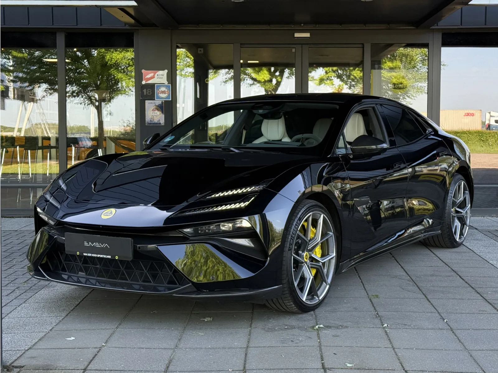 Lotus Emeya (2025) — foto 1