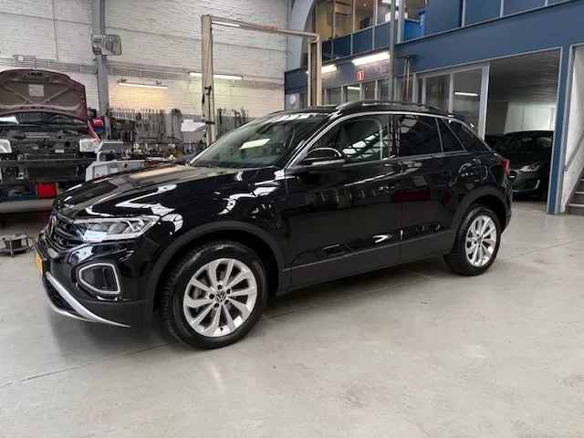 Volkswagen T-Roc (2024) — foto 1