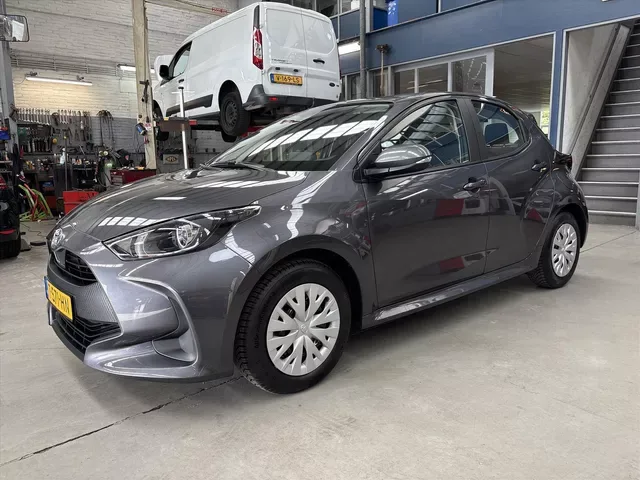 Toyota Yaris (2023) — foto 1