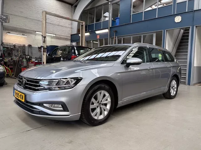 Volkswagen Passat (2023) — foto 1
